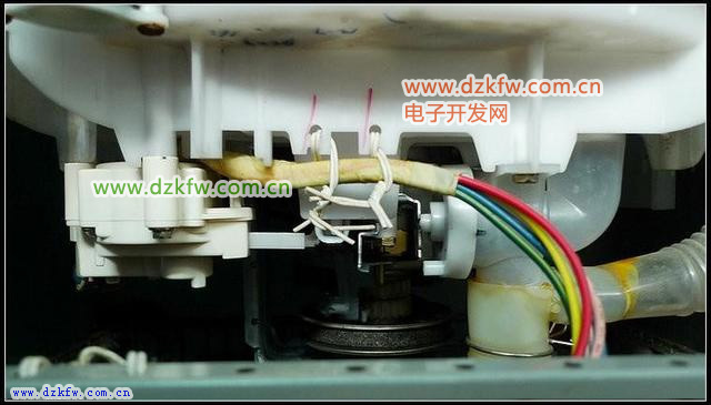 波輪洗衣機(jī)底部的牽引器和排水閥